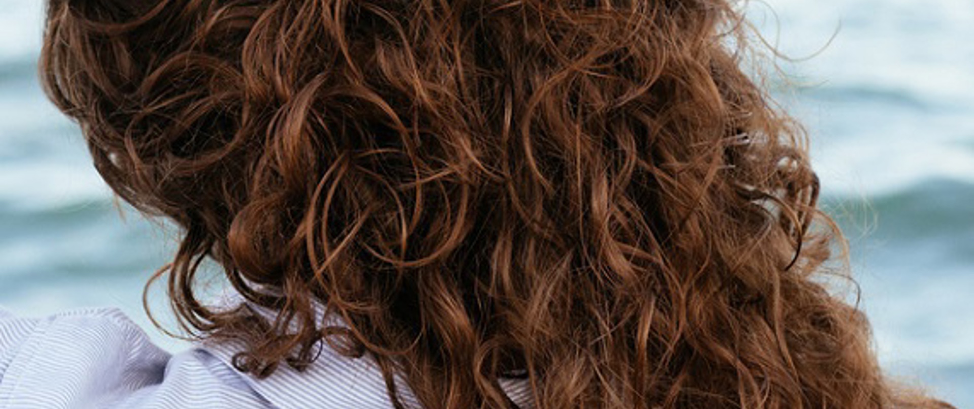 Kıvırcık Saçlara Çözüm: En Doğru Kıvırcık Saç Bakımı Önerileri